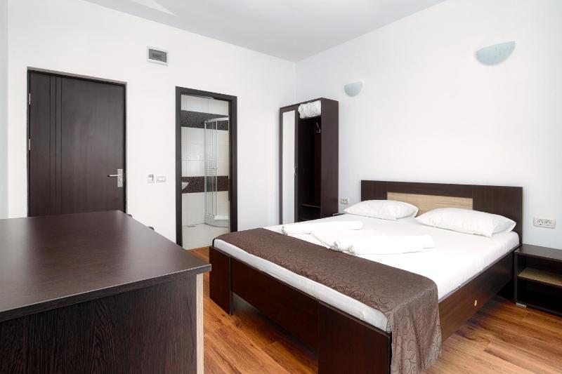Double Room image 4