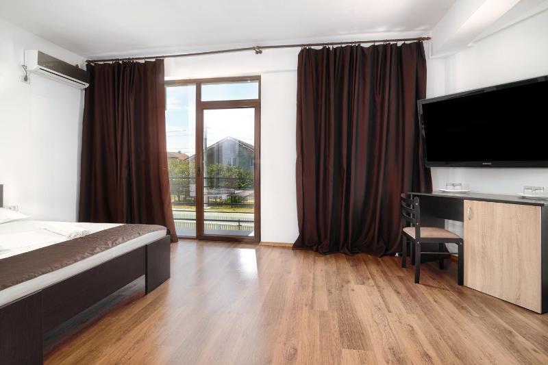 Superior Triple Room image 4
