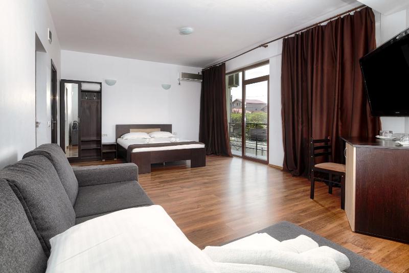 Superior Triple Room image 3