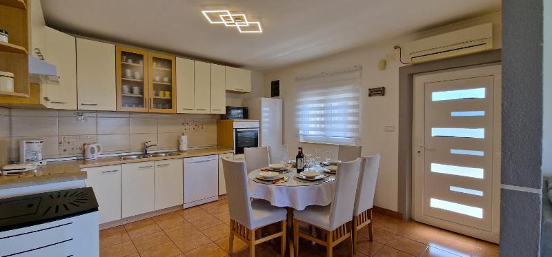 Sunny Holiday House with pool - image 34