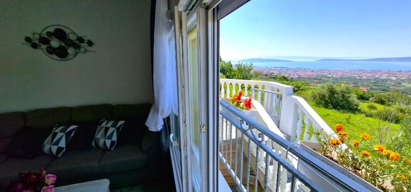 Sunny Holiday House with pool - image 46