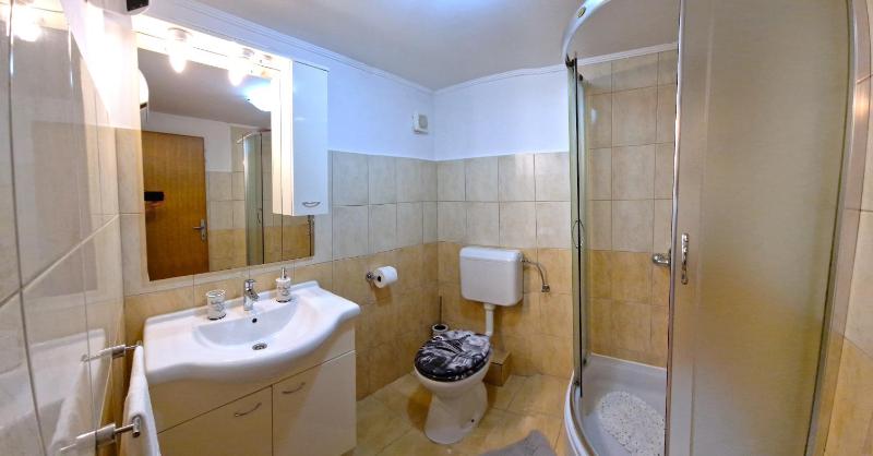 Sunny Holiday House with pool - image 39