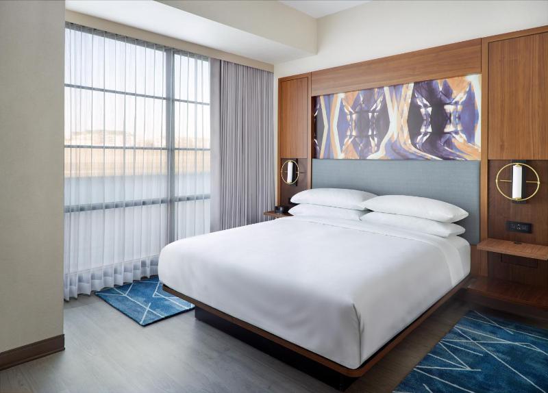 One-Bedroom Suite - Club Lounge Access image 1