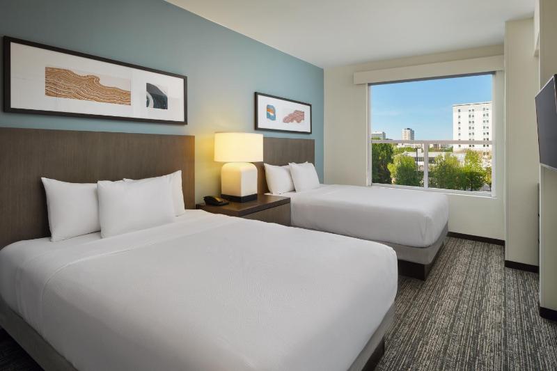 One-Bedroom Suite with Two Queen Beds image 4
