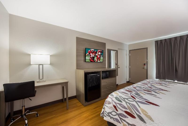 Deluxe King Room Disability Access Smoke Free image 1