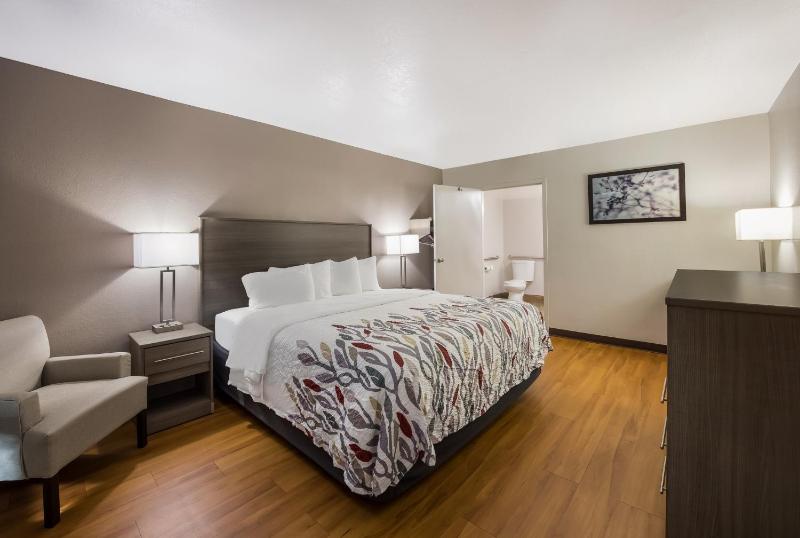 Deluxe King Room Disability Access Smoke Free image 4