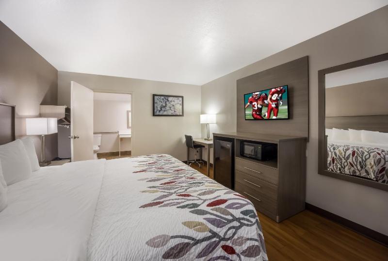 Deluxe King Room Disability Access Smoke Free image 3