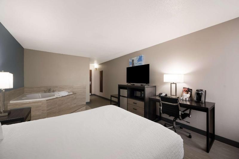 Queen Suite with Whirlpool - Non-Smoking image 3