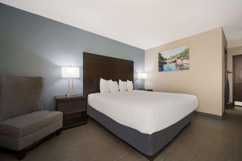 King Room - Non-Smoking image 3