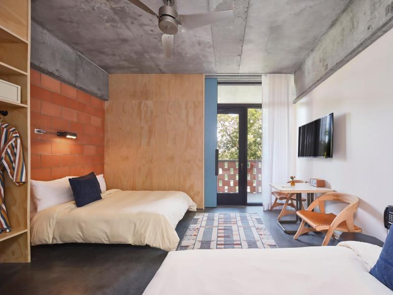 Standard Quadruple Room image 3