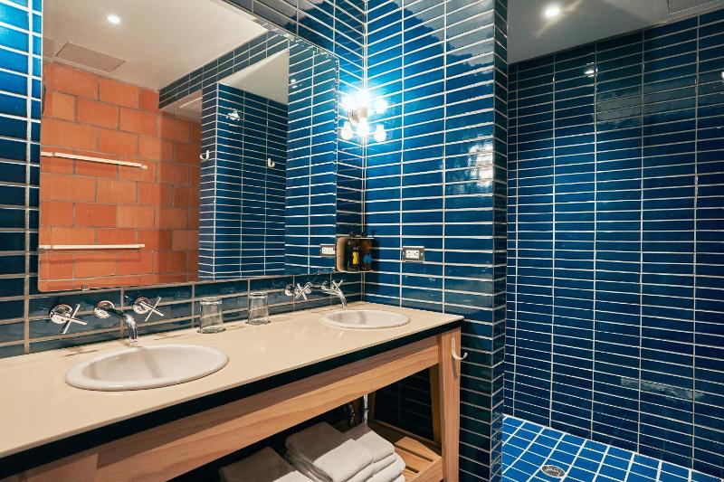 Standard Quadruple Room image 2