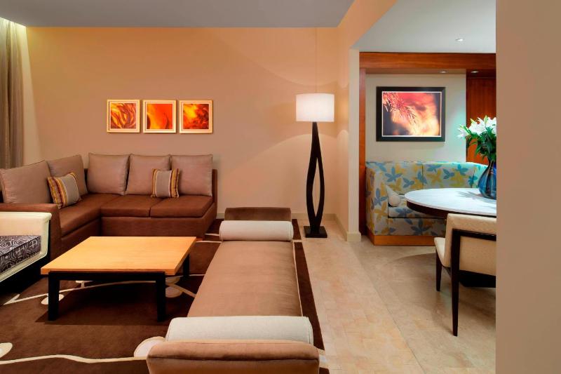 1 Bedroom Executive Suite, 1 King, Golf view, Balcony image 4