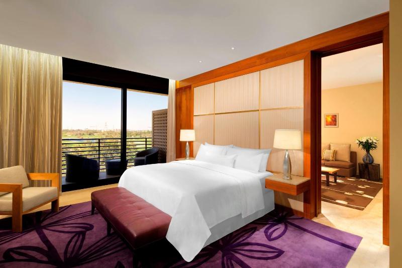 1 Bedroom Executive Suite, 1 King, Golf view, Balcony image 3