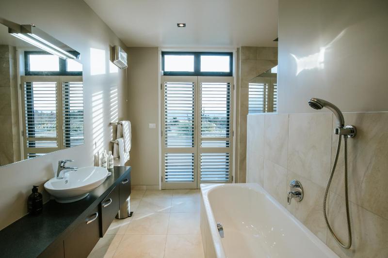 Mt Gold Retreat - Sleeps 8 - Spa Pool - Tennis Court - image 8