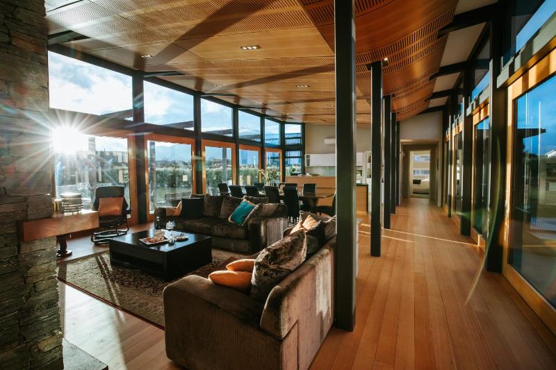 Mt Gold Retreat - Sleeps 8 - Spa Pool - Tennis Court - image 12