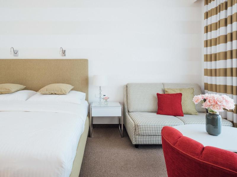 Deluxe Double Room with Balcony image 3