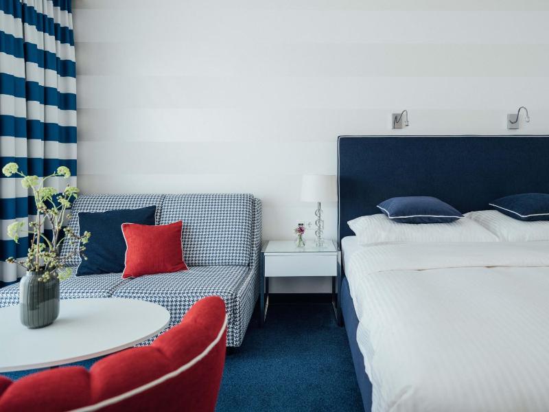 Deluxe Double Room with Balcony and Lake View image 4