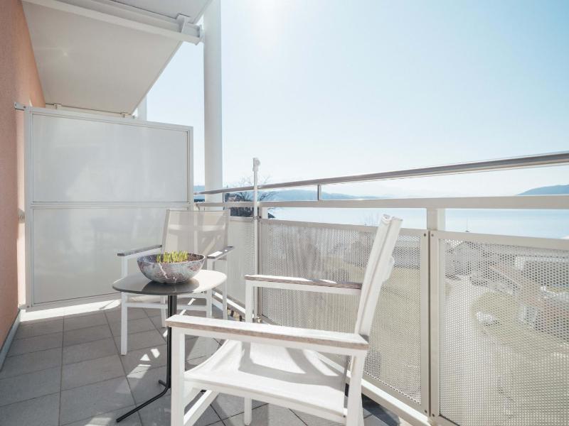 Deluxe Double Room with Balcony and Lake View image 3