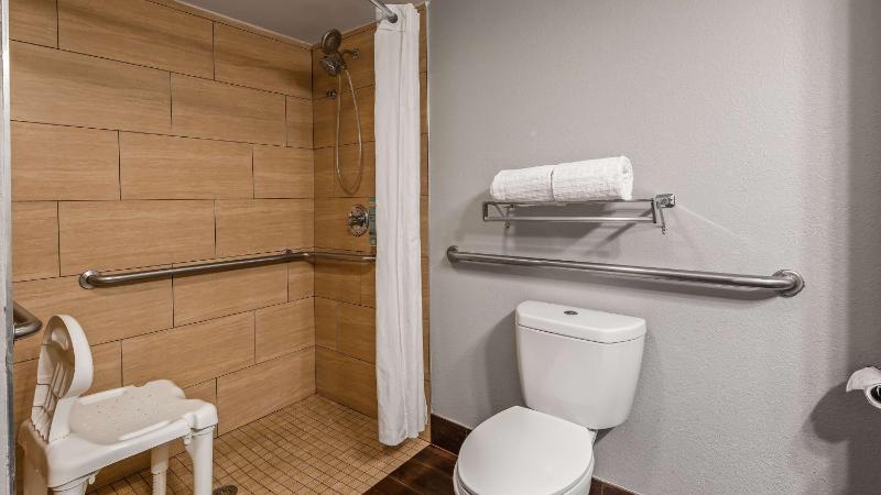 King Room with Roll-in Shower - Non-Smoking/Disability Access image 3