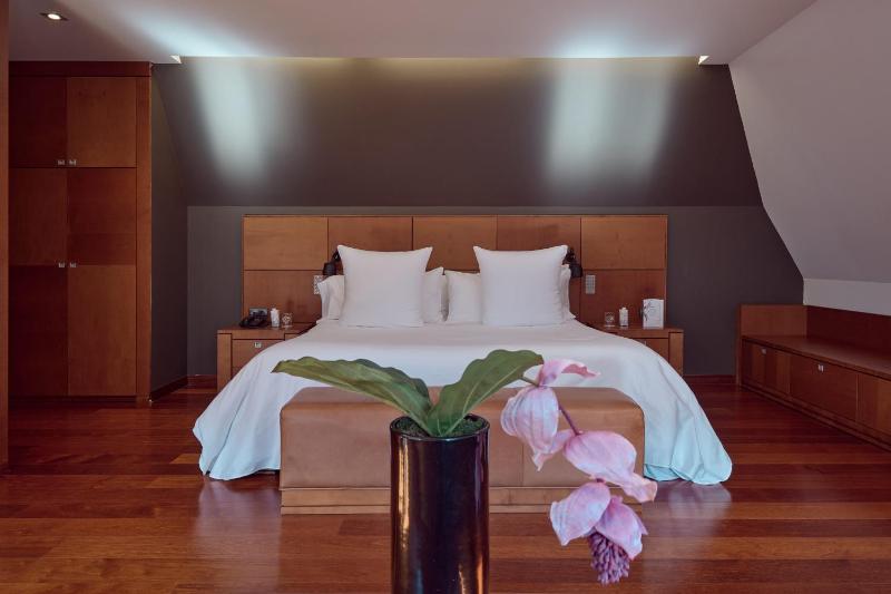 Traditional Suite image 3