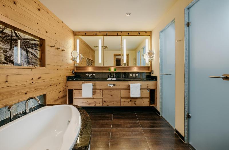 King Deluxe Room image 3