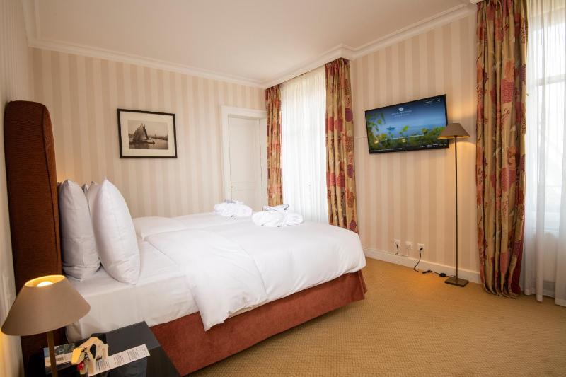 Executive Double Room - Lateral Lake View image 4