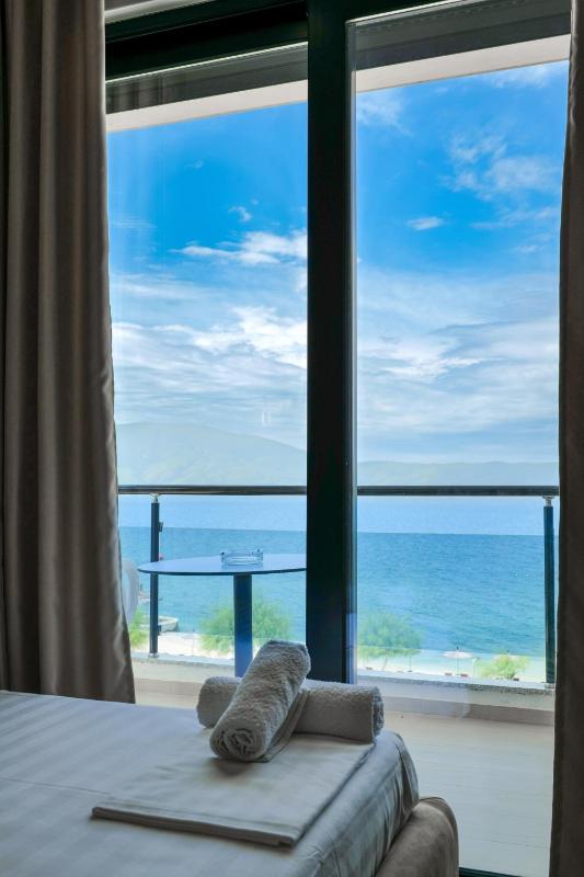 Double Room with Sea View image 3