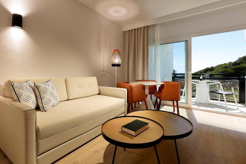  Junior Suite Garden View image 4