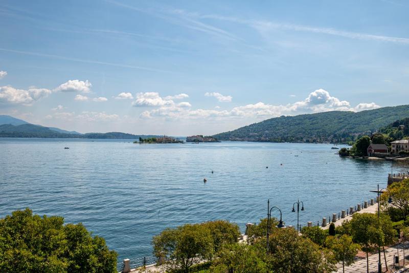 Double Room with Lake View image 4