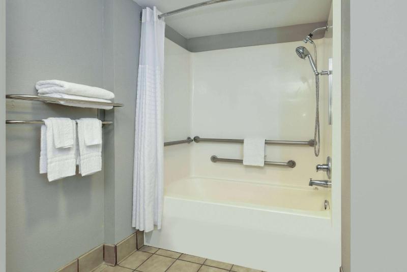 King Room - Disability Access - Smoking image 2