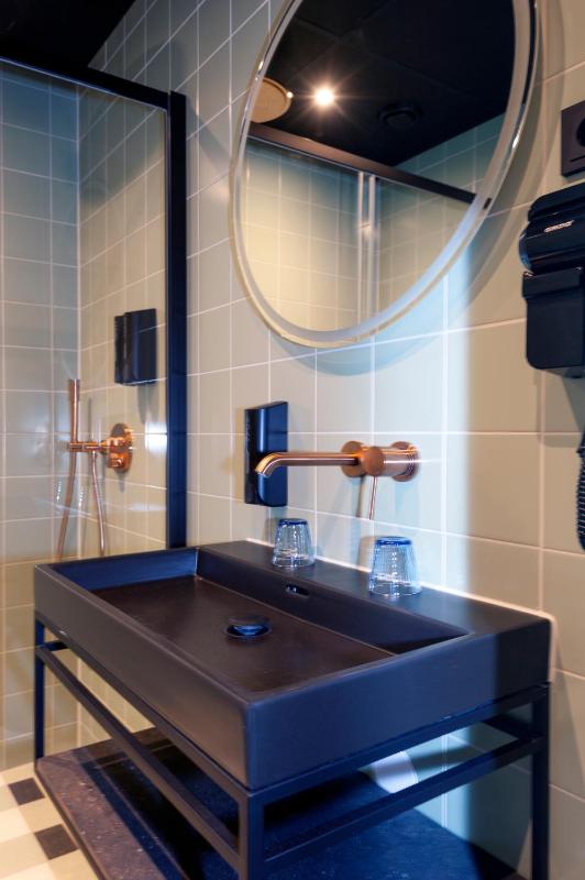 Deluxe Twin Room – Semi-Basement image 4