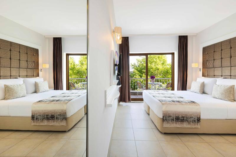 Standard Double Room image 3
