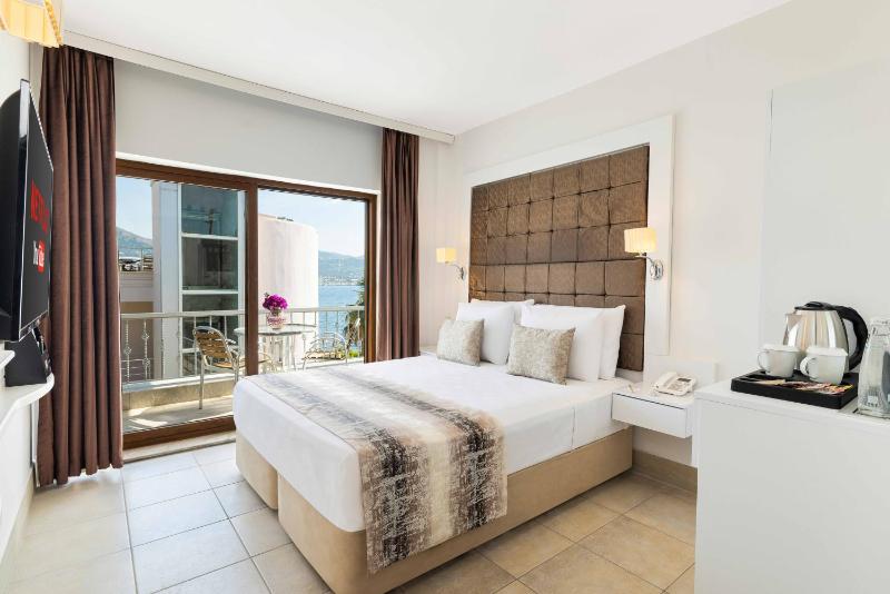 Deluxe Double Room with Side Sea View image 1
