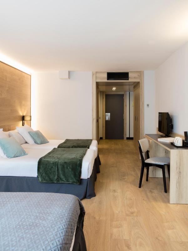 Family Room (2 Adults + 2 Children) image 4