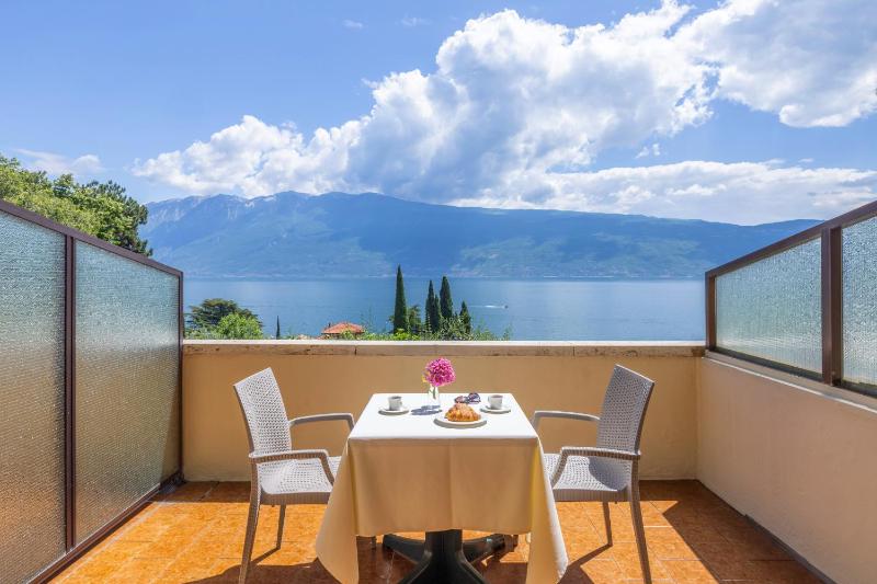 Standard Double or Twin Room with Lake View image 1