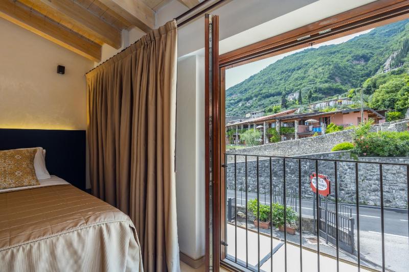 Deluxe Room with Street View image 4