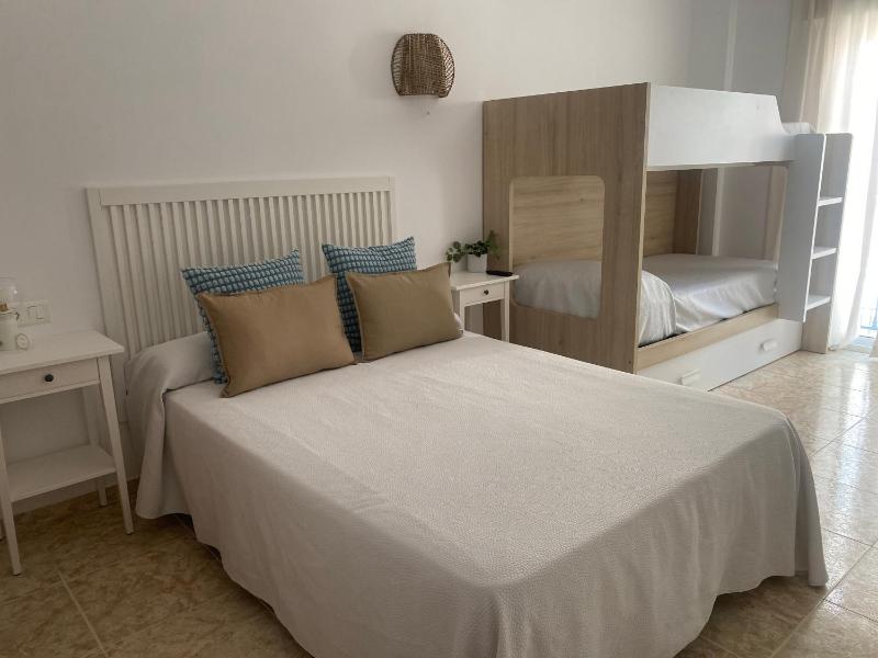 Standard Quadruple Room image 4