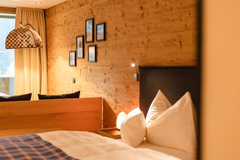 Double Room with Balcony image 4