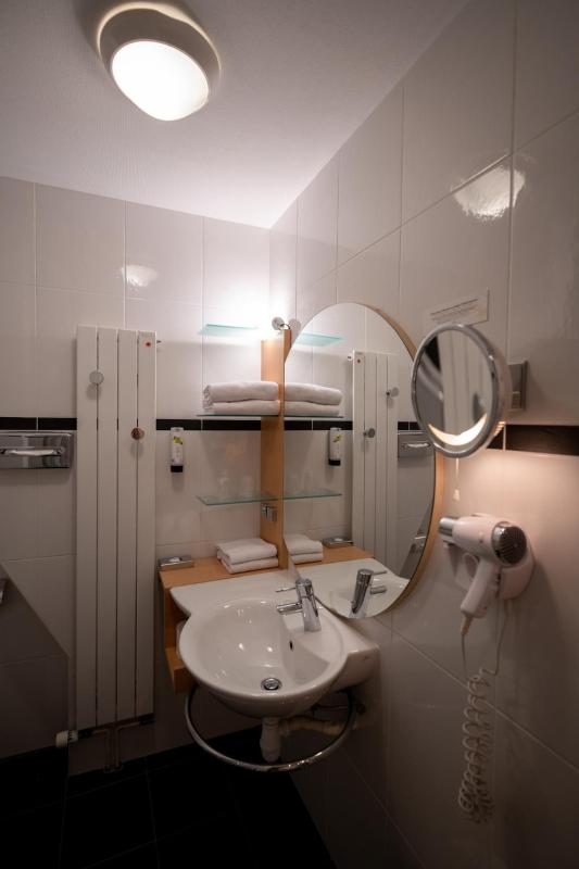Twin Room image 2