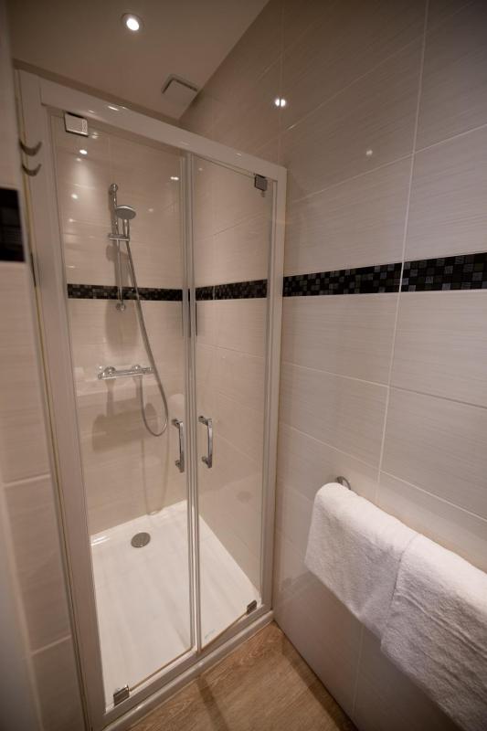 Quadruple Room image 2