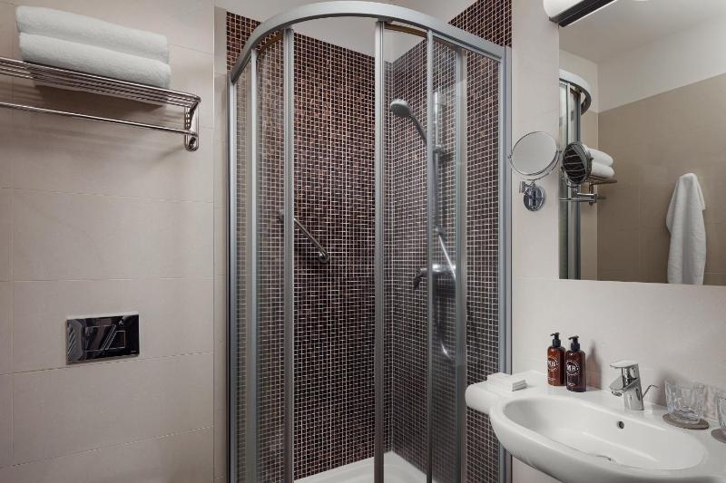 Deluxe Double Room with Park View image 4