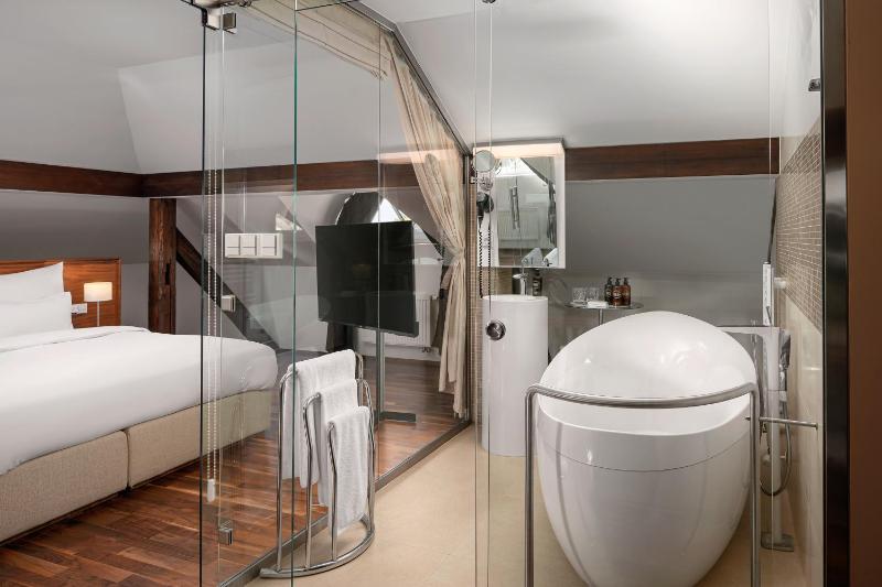 Deluxe Suite image 4