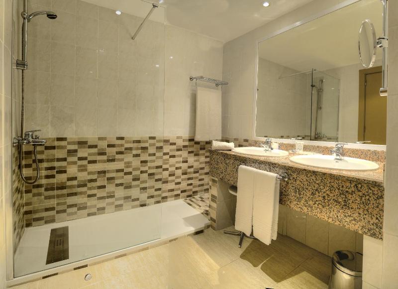 Double Room with City View image 2