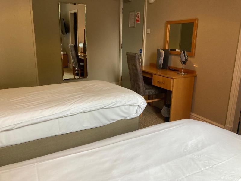 Twin Room with Bathroom image 3