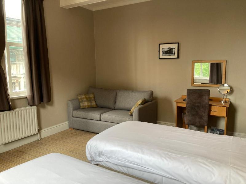 Triple Room with Bathroom image 4