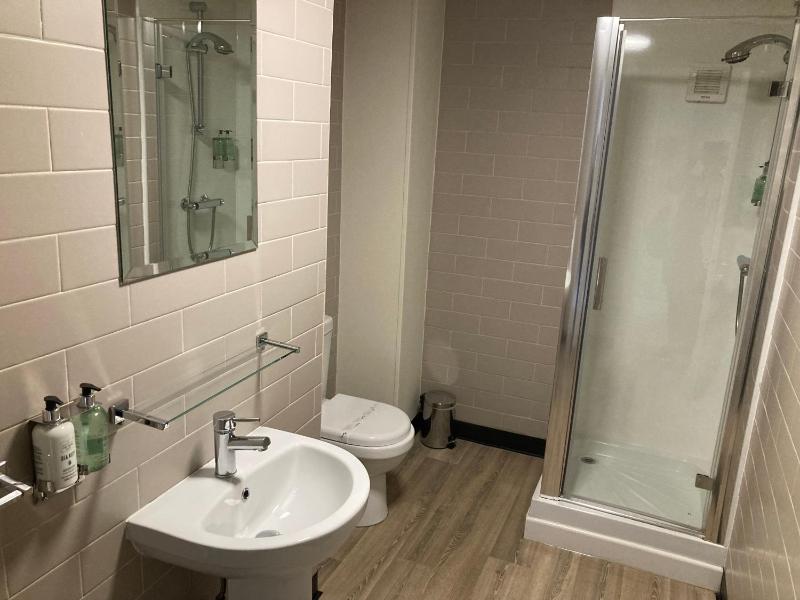 Triple Room with Bathroom image 2