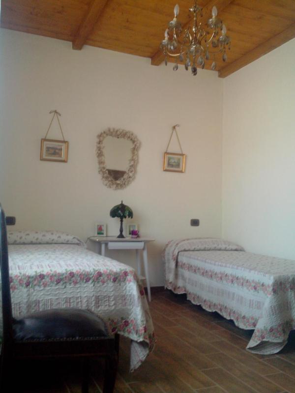 Standard Twin Room with Shared Bathroom image 1