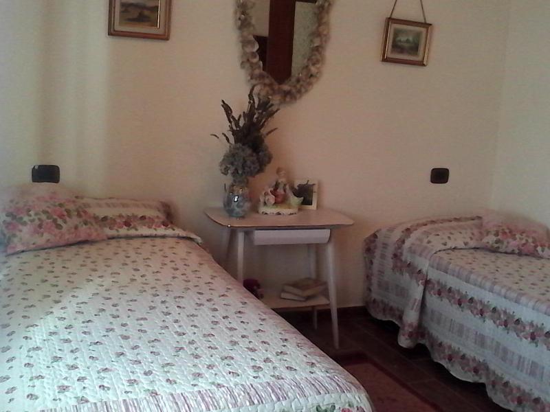 Standard Twin Room with Shared Bathroom image 4