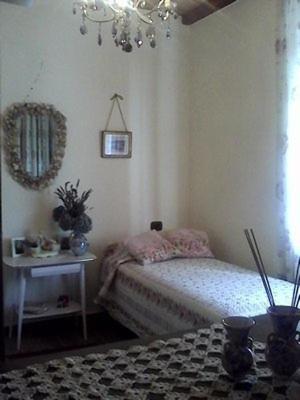 Standard Twin Room with Shared Bathroom image 3