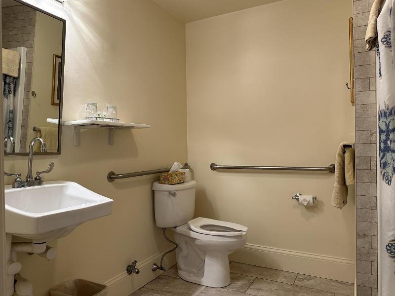 Standard Queen Room image 2